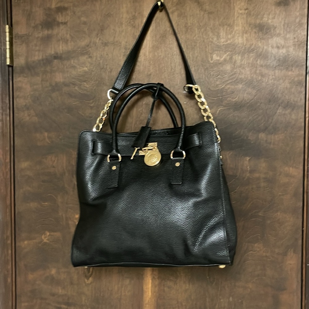Michael Kors Hamilton Saffiano pebble leather Satchel shoulder bag with key.